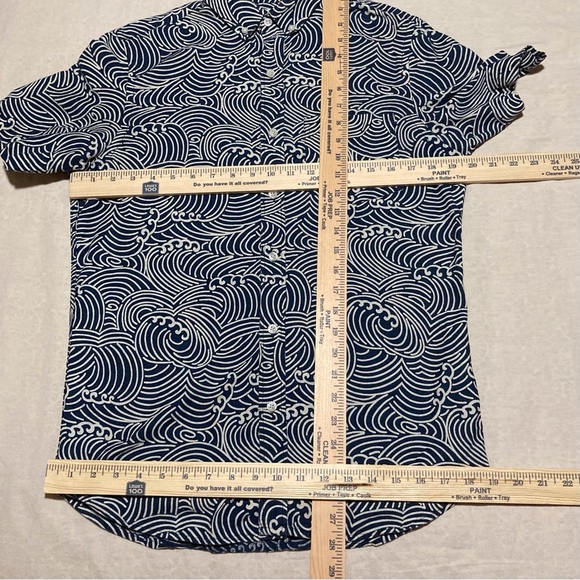 Old Navy Blue and White Wave Pattern Casual Shirt - Picture 2 of 13